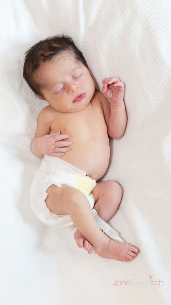 newborn iphone hospital photo- how to photograph your newborn in the hospital using your iphone